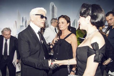Trò chuyện với nhà thiết kế của Chanel - ông Karl Lagerfeld.